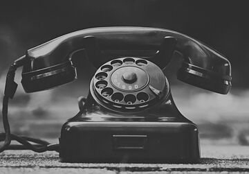 historisches Telefon mit Wählscheibe