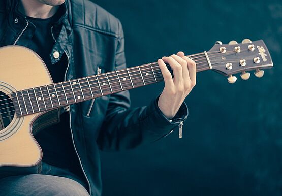Mann spielt Gitarre