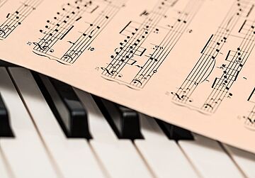 Klavier und Notenblatt